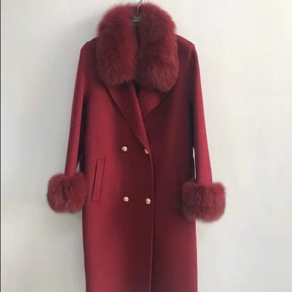 Cashmere wool coat with fox fur trimming. - Picture 2 of 3